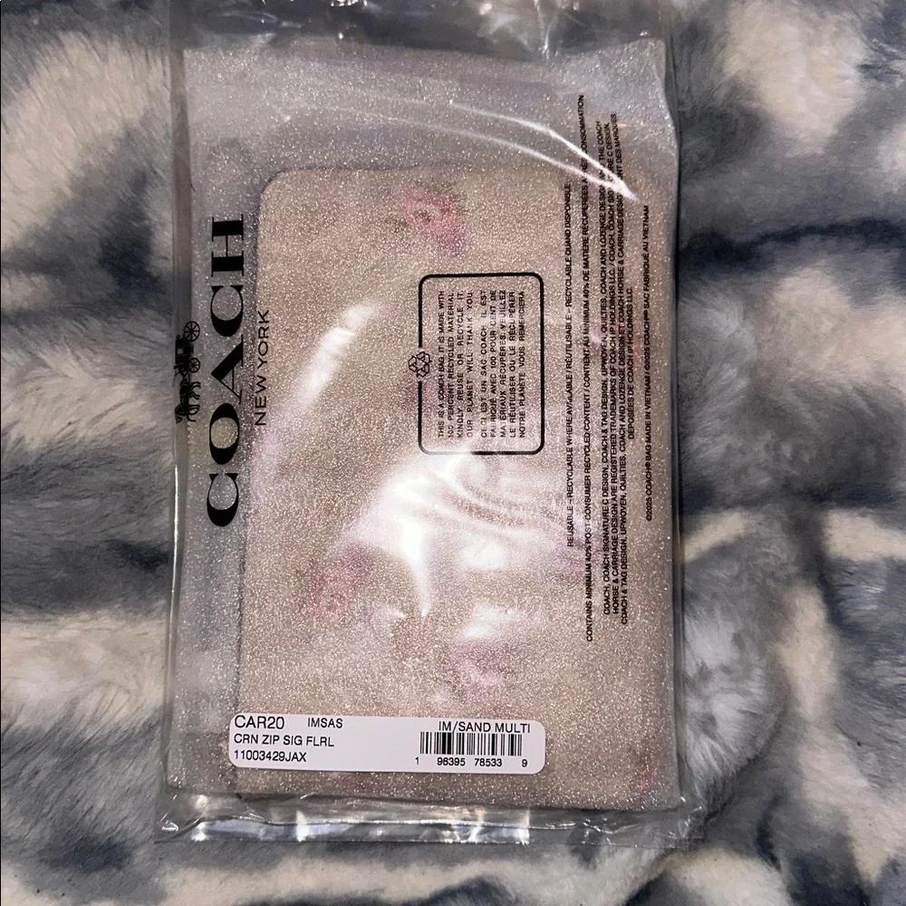 Coach Corner Zip Wristlet
In Signature Canvas With Floral Print NWT - Picture 5 of 5